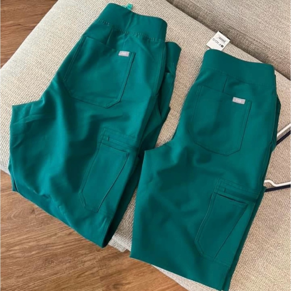 Figs Hunter Green size Large Petite scrub pants